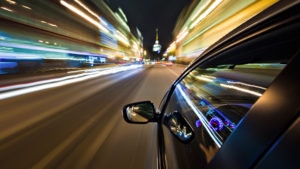 Coche a toda velocidad por las calles de la ciudad