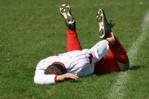 Lesionado jugando al fútbol