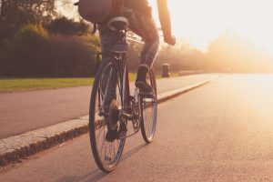 Persona montando en bicicleta por la carretera en Carolina del Norte.