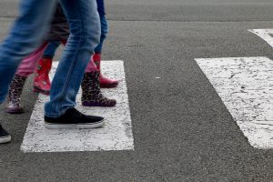 Foto de niños cruzando un paso de peatones