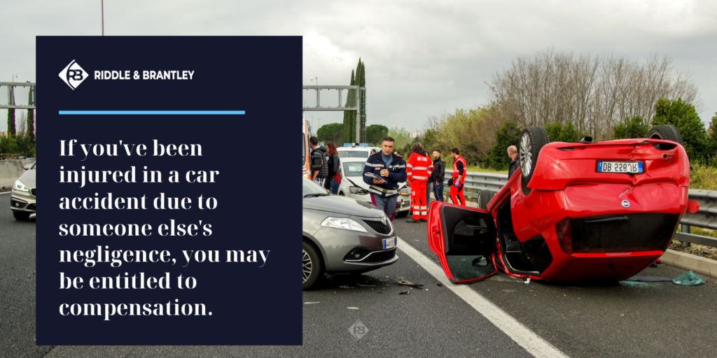 Si has sufrido lesiones en un accidente de tráfico por negligencia ajena, puedes tener derecho a indemnización. La imagen de fondo muestra un coche volcado en un accidente.