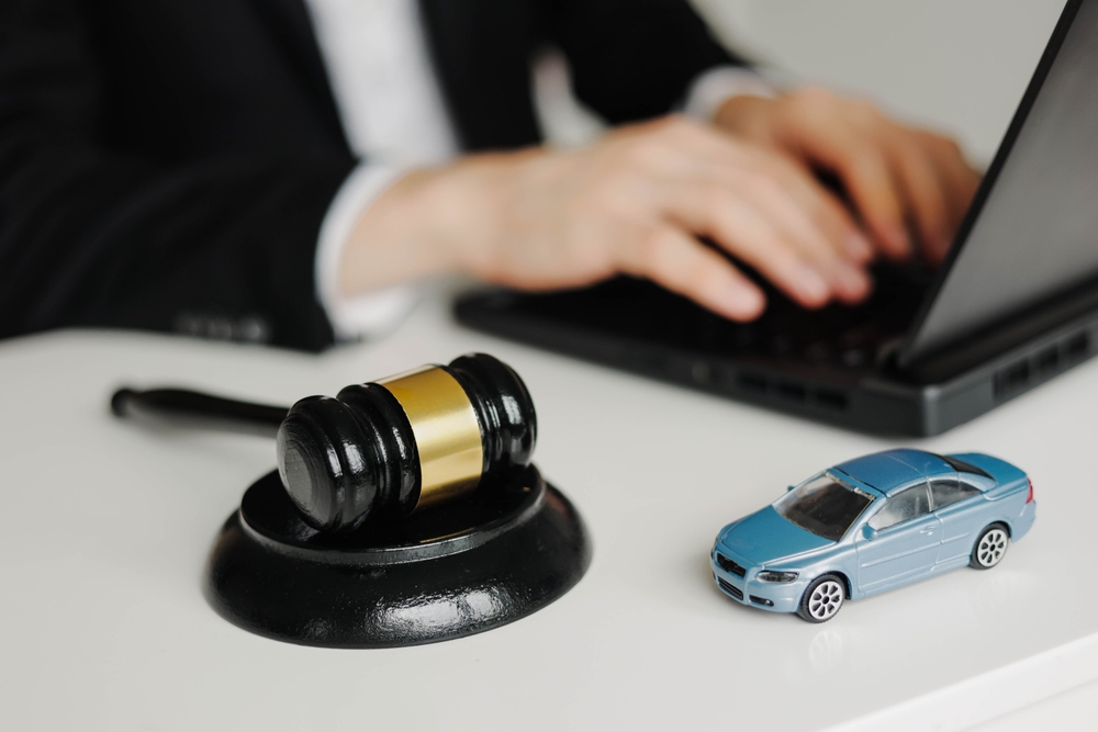 Settling a car accident case offers faster resolution, while litigation may lead to higher compensation.