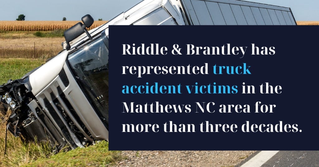 Abogados de accidentes de camiones al servicio de Matthews NC - Riddle &amp; Brantley