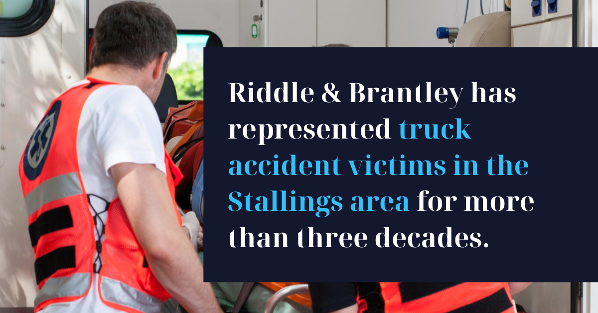 Abogado de Accidente de Camión Sirviendo Stallings NC - Riddle &amp; Brantley