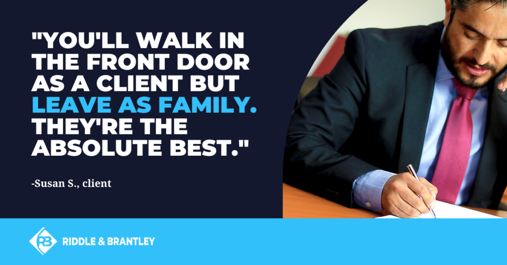 &quot;Entrarás por la puerta principal como un cliente pero saldrás como de la familia. Son los mejores&quot;. - Susan S., Cliente - Riddle &amp; Brantley